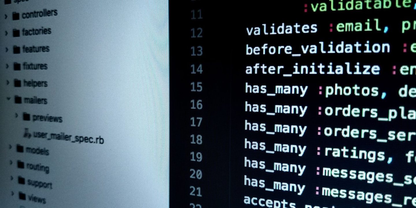 Kod źródłowy aplikacji wyświetlony na monitorze