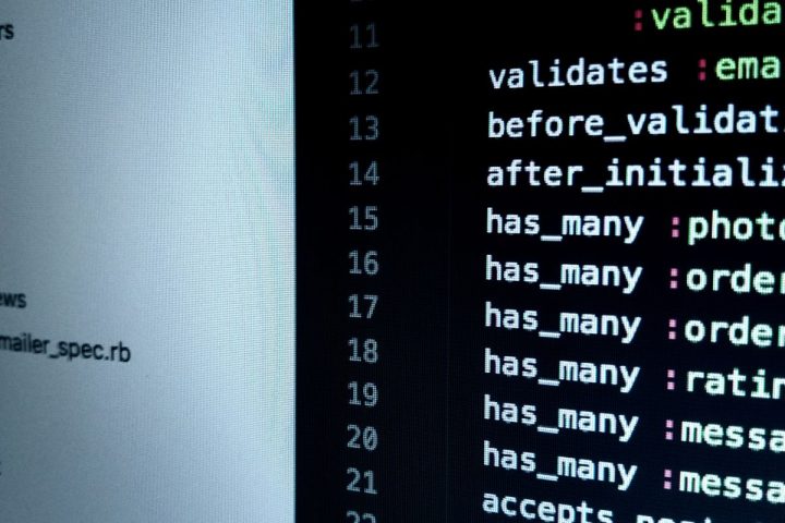 Kod źródłowy aplikacji wyświetlony na monitorze