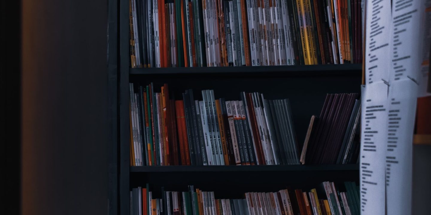 Regały biblioteczne wypełnione książkami