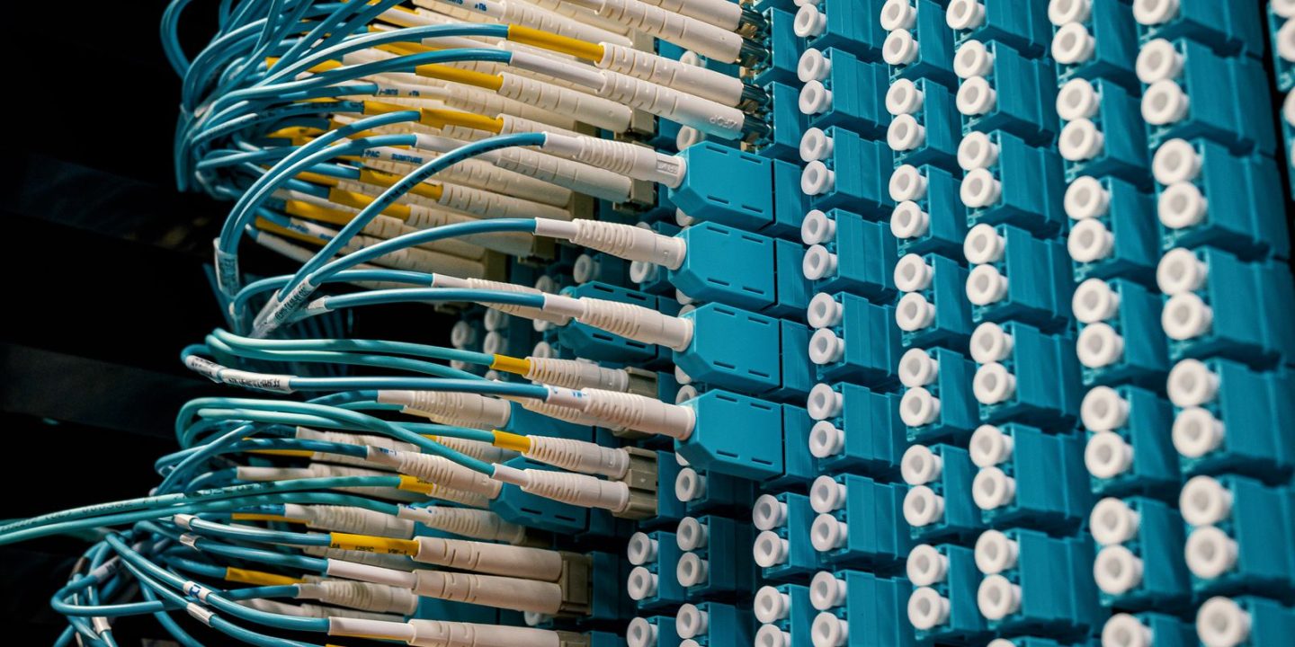 Panel krosowy z podłączonymi kablami światłowodowymi