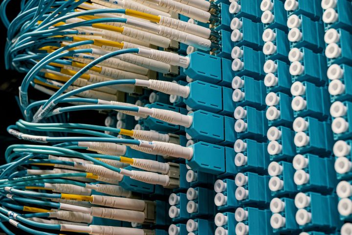 Panel krosowy z podłączonymi kablami światłowodowymi
