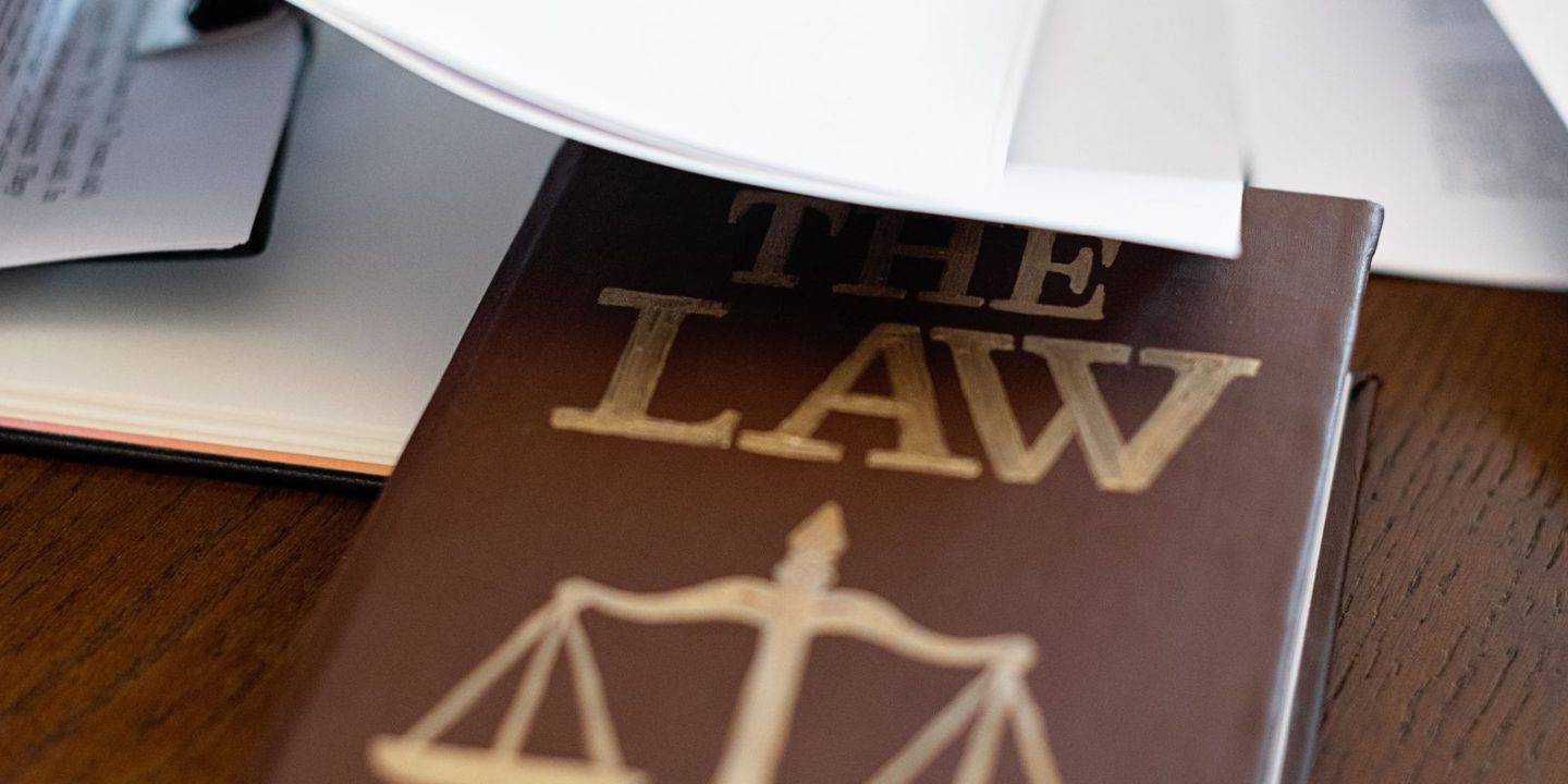 Księga z napisem "The Law" i symbolem wagi