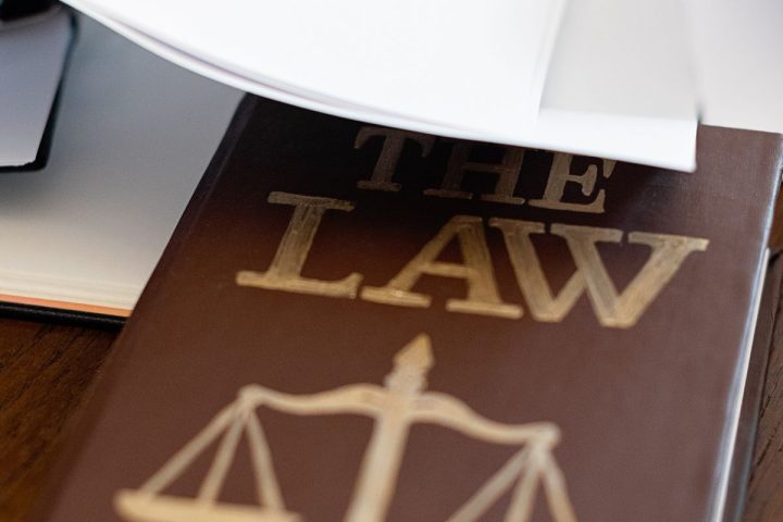 Księga z napisem "The Law" i symbolem wagi