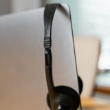 Słuchawki z mikrofonem oparte o laptop na biurku