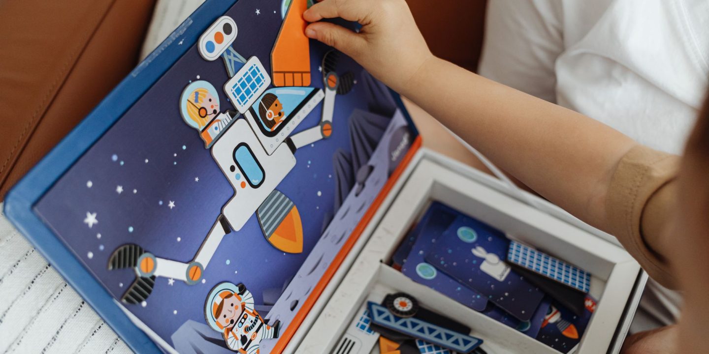Astronauta pracujący obok ramienia robotycznego w przestrzeni kosmicznej