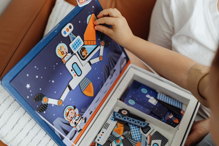 Astronauta pracujący obok ramienia robotycznego w przestrzeni kosmicznej