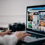 Ekran komputera z miniaturami obrazów przesyłanych do usługi internetowej