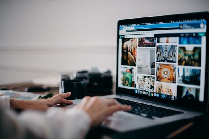 Ekran komputera z miniaturami obrazów przesyłanych do usługi internetowej