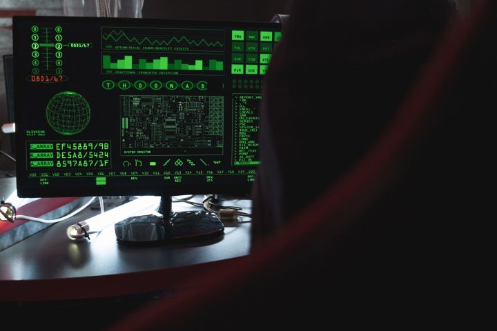 Ekran komputera z terminalem symbolizujący lukę bezpieczeństwa w agencie AI