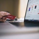 Ekran laptopa z formularzem płatności w sklepie internetowym