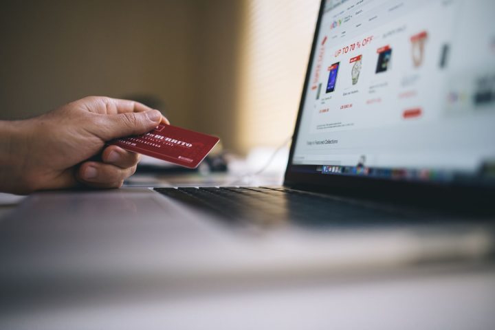 Ekran laptopa z formularzem płatności w sklepie internetowym