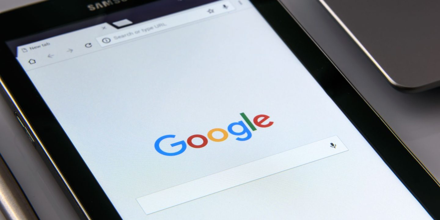 Ekran z testem cyberbezpieczeństwa na tle szaf serwerowych