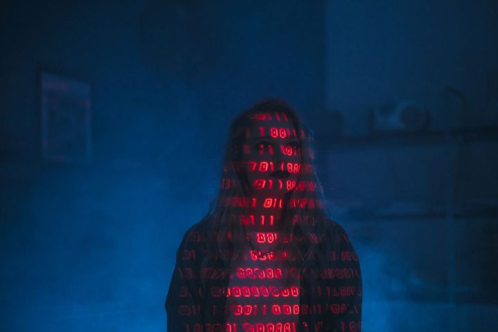 Ekrany systemu bezpieczeństwa pokazujące alarm przy serwerach obsługujących modele AI