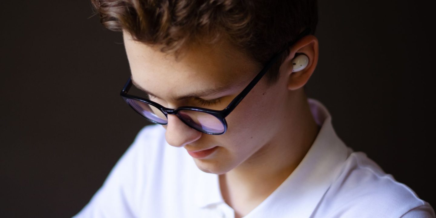 Inteligentne okulary audio bez widocznej kamery leżące na stole