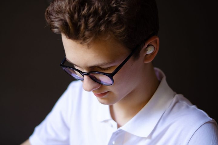 Inteligentne okulary audio bez widocznej kamery leżące na stole