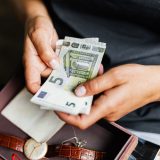 Menedżer banku prowadzący rozmowę telefoniczną przy biurku