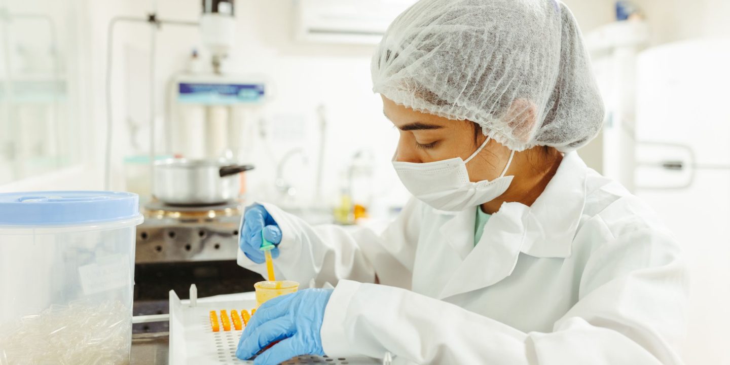 Naukowiec prowadzący eksperyment biologiczny w mokrym laboratorium