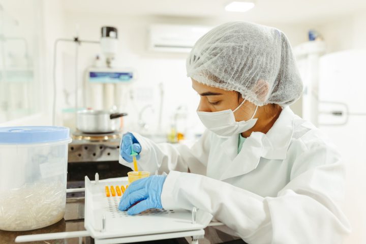 Naukowiec prowadzący eksperyment biologiczny w mokrym laboratorium