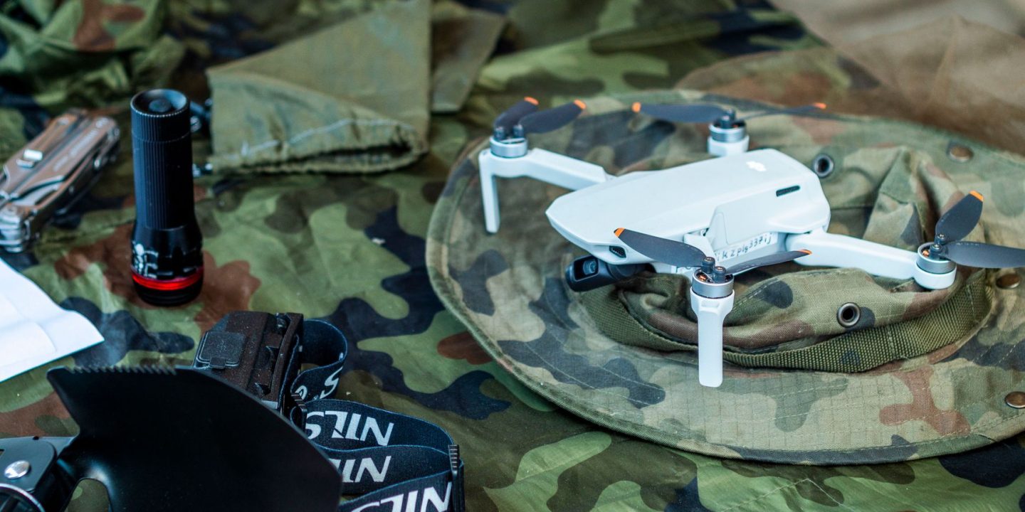 Operator sterujący dronem za pomocą przenośnej konsoli