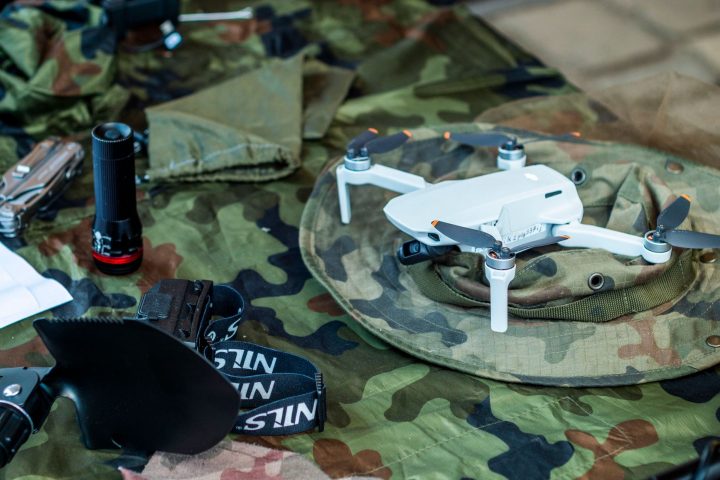 Operator sterujący dronem za pomocą przenośnej konsoli