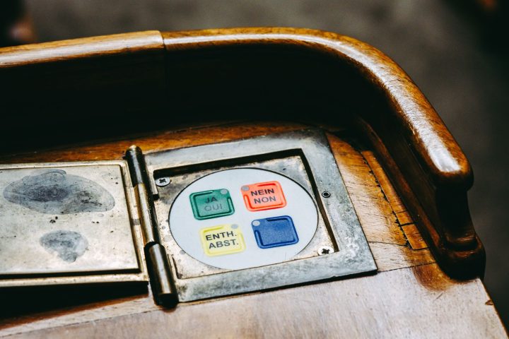 Osoba korzystająca ze smartfona do tłumaczenia wielojęzycznej rozmowy głosowej