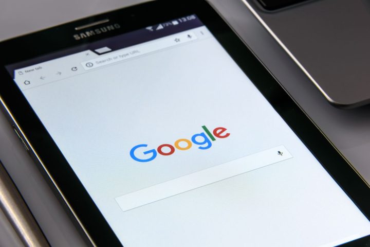 Programista analizujący kod pod kątem podatności bezpieczeństwa