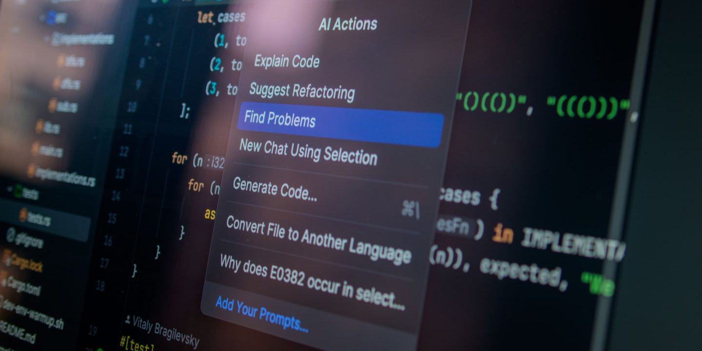 Programista pracujący z narzędziem AI do analizy kodu