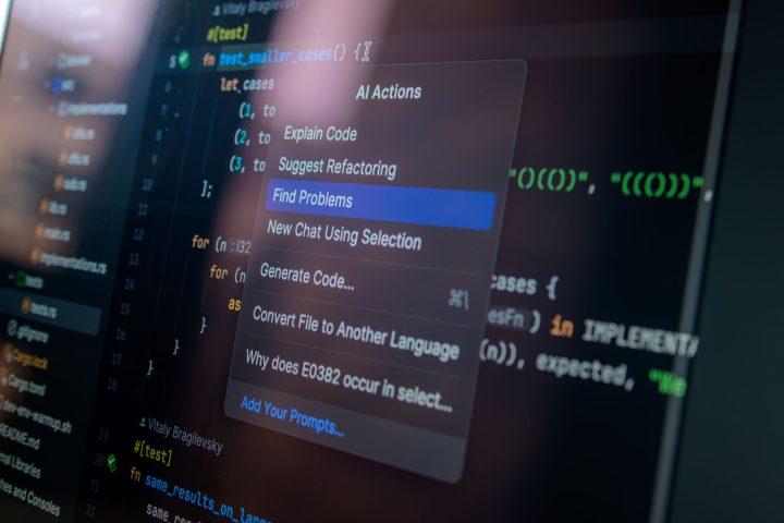 Programista pracujący z narzędziem AI do analizy kodu