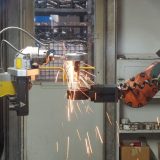 Ramiona robotów przemysłowych pracujące przy linii produkcyjnej w fabryce