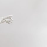 Robotyczna dłoń z czujnikami dotykowymi chwytająca mały przedmiot