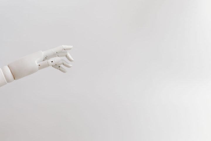 Robotyczna dłoń z czujnikami dotykowymi chwytająca mały przedmiot