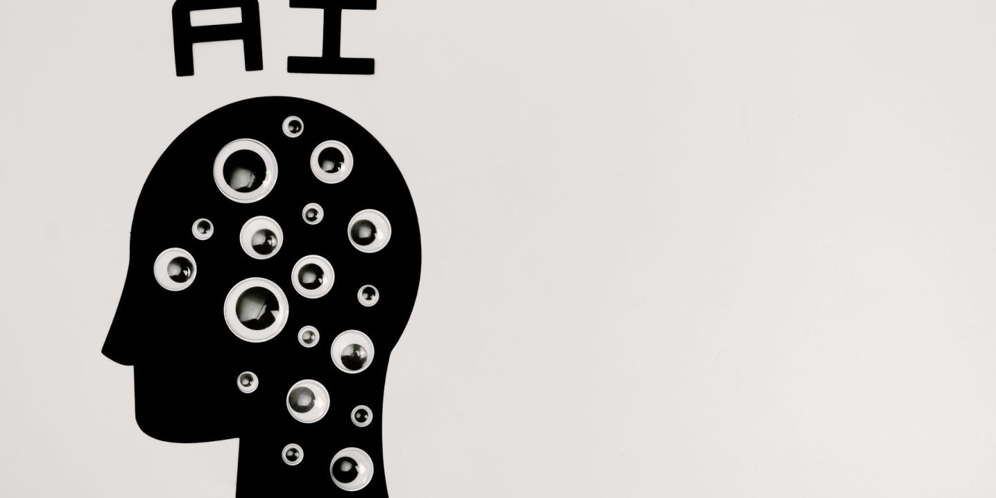 Specjaliści obserwujący systemy AI w centrum monitoringu bezpieczeństwa
