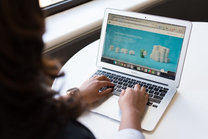 Specjalista analizujący cyfrową kampanię reklamową na ekranie komputera