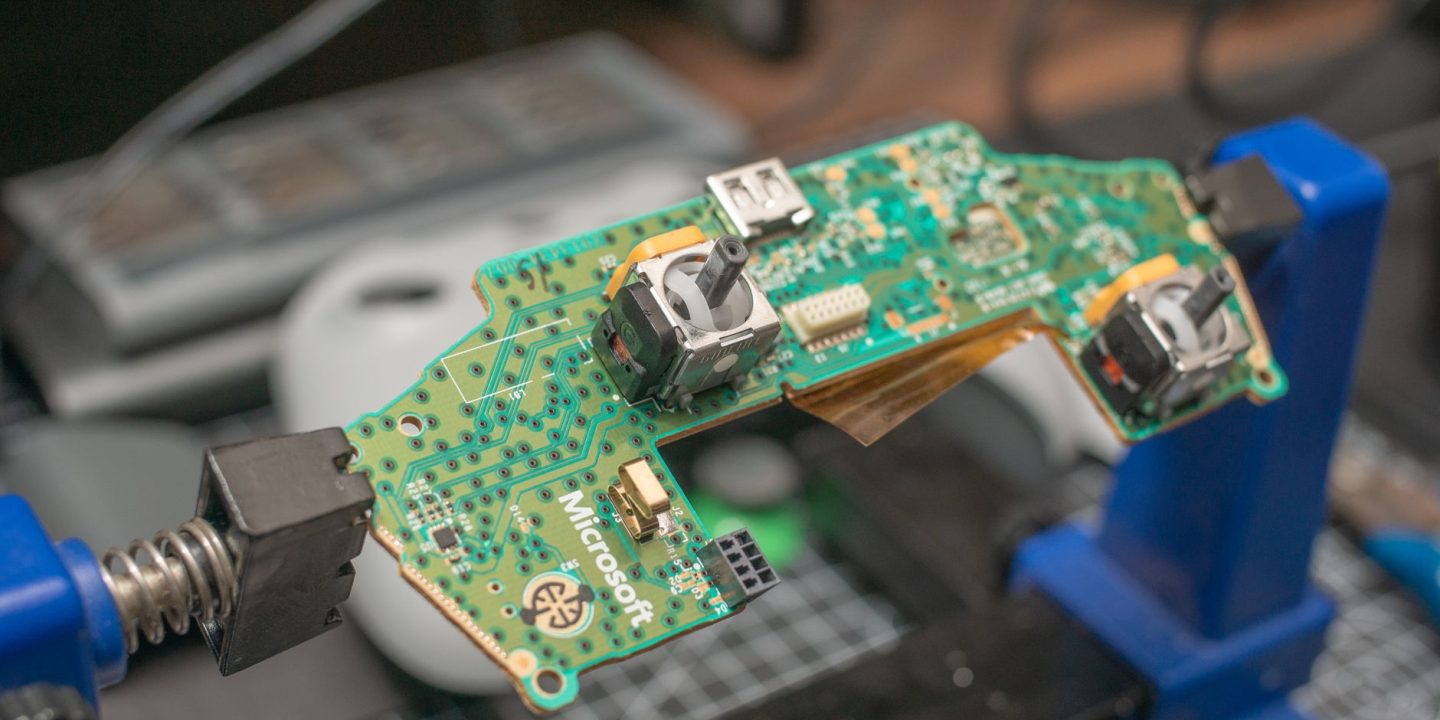 Technik diagnozujący układy elektroniczne konsoli do gier