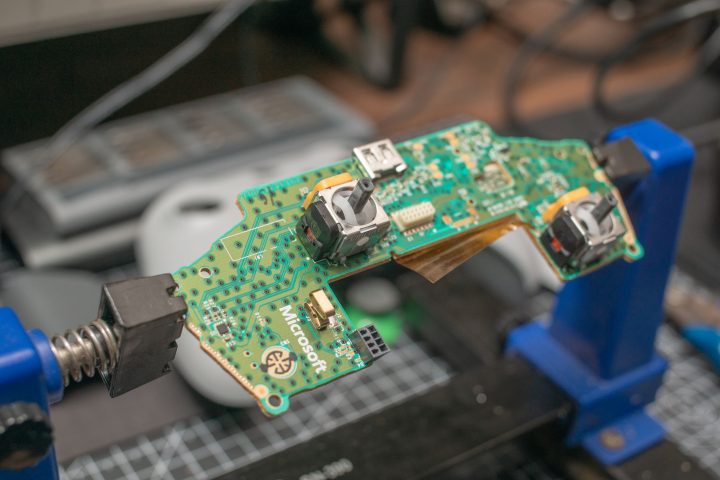 Technik diagnozujący układy elektroniczne konsoli do gier