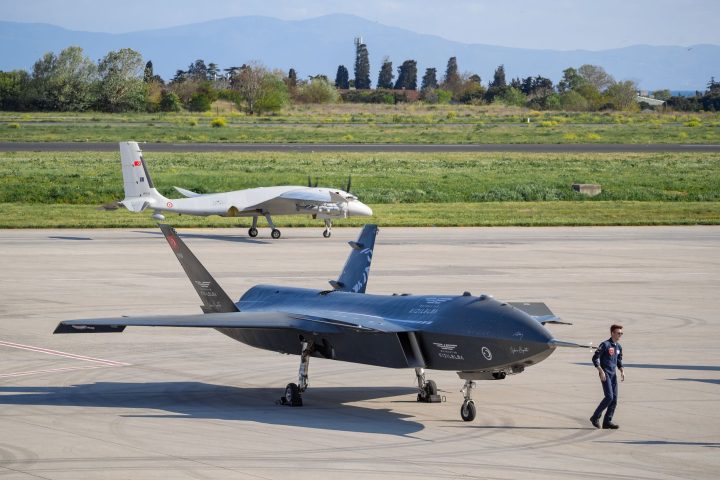 Wojskowy dron rozpoznawczy lecący nad terenem polowym