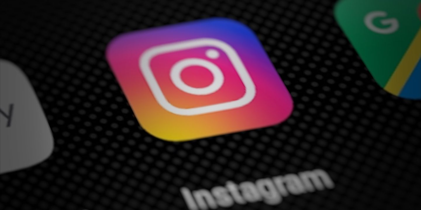Zbliżenie na ikonę aplikacji Instagram na ekranie smartfona