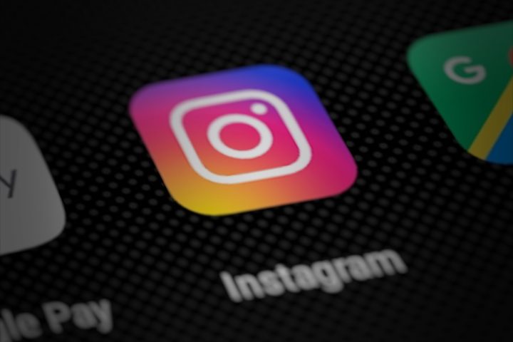 Zbliżenie na ikonę aplikacji Instagram na ekranie smartfona