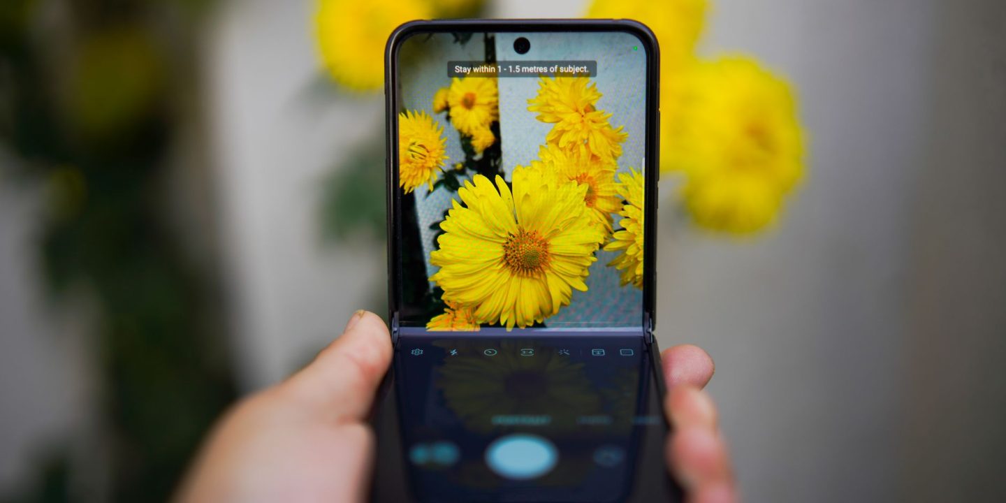 Zbliżenie na zawias otwartego składanego smartfona