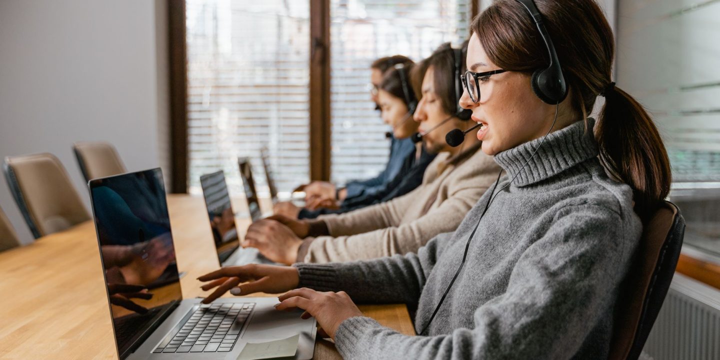 Zespół analizujący procesy automatyzacji na ekranie systemu CRM