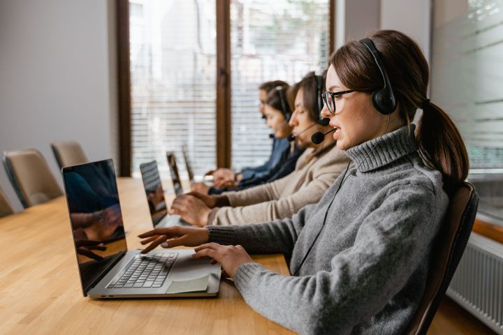 Zespół analizujący procesy automatyzacji na ekranie systemu CRM