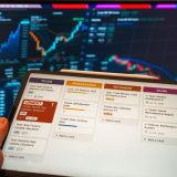 Analityk przeglądający poranny panel wiadomości na monitorze
