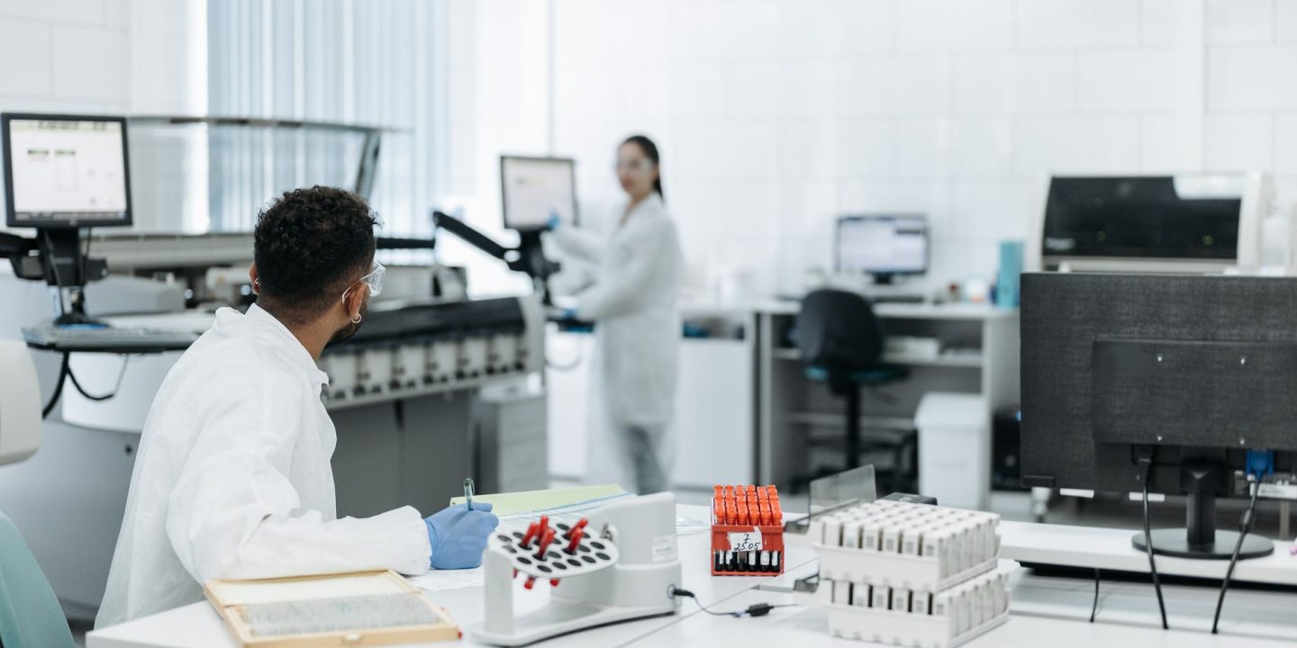 Badacz palący papierosa podczas pracy przy komputerze w laboratorium