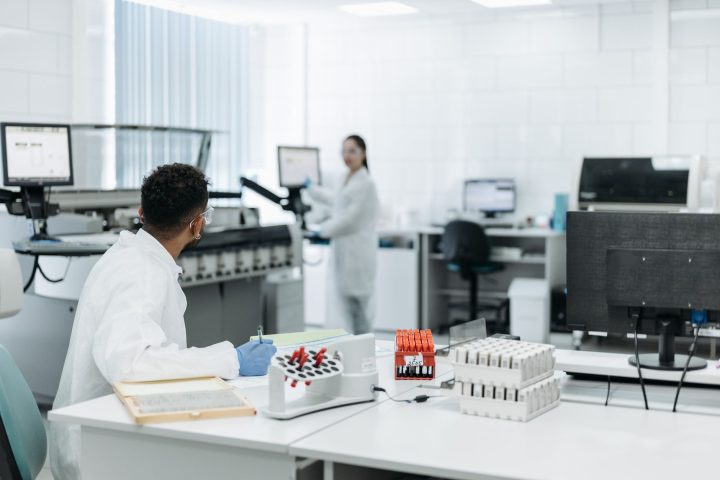 Badacz palący papierosa podczas pracy przy komputerze w laboratorium