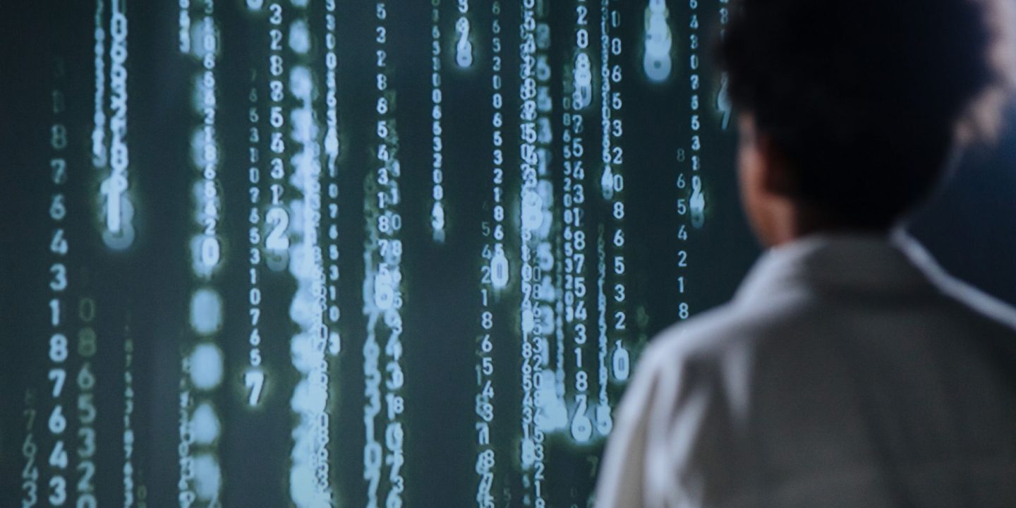 Ekrany centrum monitoringu pokazujące nadzór nad działaniami agenta AI w sieci