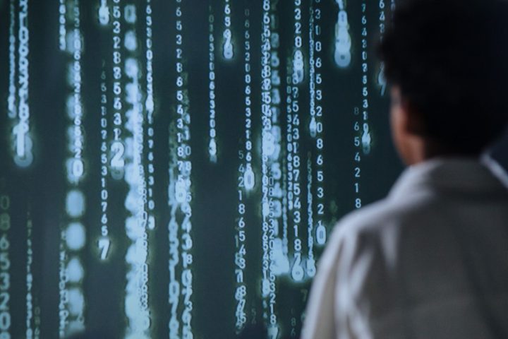 Ekrany centrum monitoringu pokazujące nadzór nad działaniami agenta AI w sieci