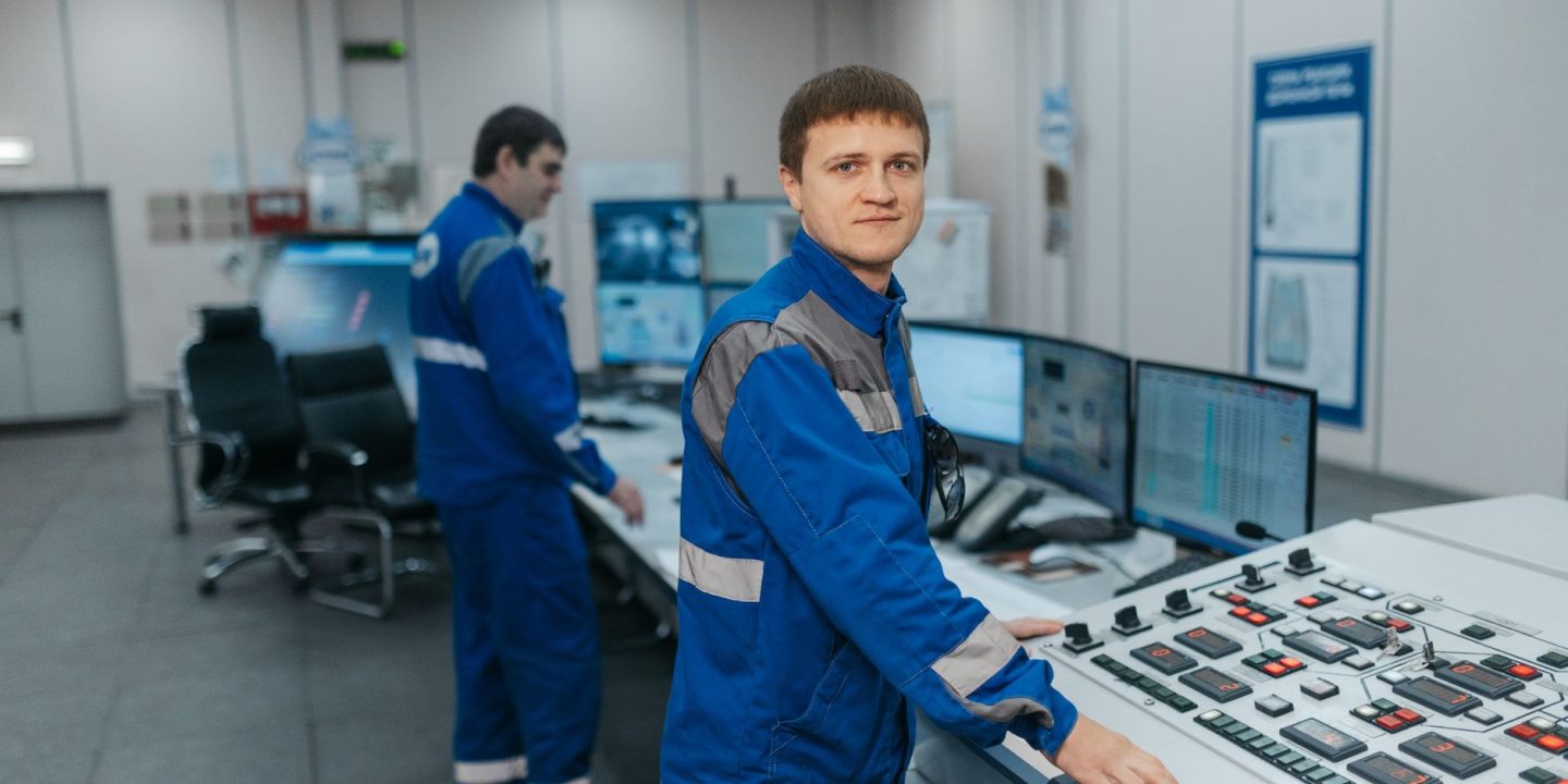 Inżynierowie monitorujący działanie systemów AI na ekranach