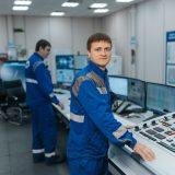 Inżynierowie monitorujący działanie systemów AI na ekranach