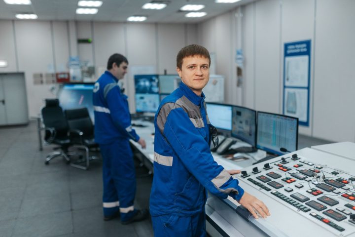 Inżynierowie monitorujący działanie systemów AI na ekranach