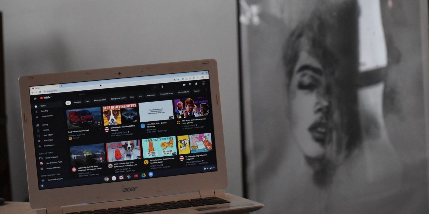 Laptop odtwarzający wideo podczas testu czasu pracy na baterii